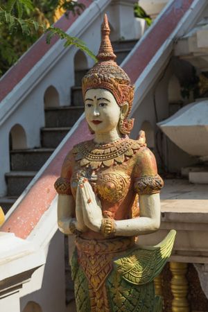 왓 보툼(Wat Botum) 사원의 탑 앞에 있는 킨나리, 캄보디아