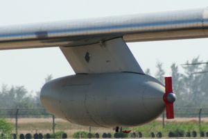 HY-6U 공중 급유기(2008년)에 장착된 날개 아래 공중 급유 포드