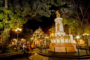 플라자 킨세 마르티레스 뒤편의 산 프란시스코 교회