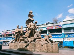 나가 시티 피플스 몰 앞에 있는 오라곤 기념물