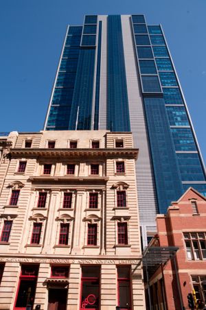 멀티플렉스가 건설한 브룩필드 플레이스 (퍼스). 오스트레일리아 서부에서 두 번째로 높은 건물이다.