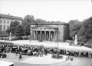 1938년, 폰 샤른호르스트와 폰 뷜로의 조각상이 측면에 있는 노이에 바헤의 원래 모습