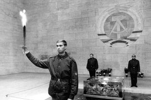 1970년의 유리 프리즘(영원한 불꽃 포함)