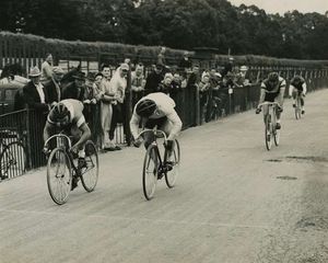 1900년대 초 폴로 필드에서 열린 트랙 사이클링 경주