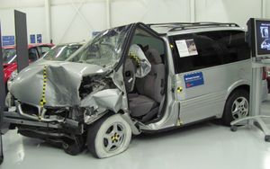 보험연구소(IIHS)의 충돌 테스트를 받은 1997년 폰티악 트랜스 스포츠