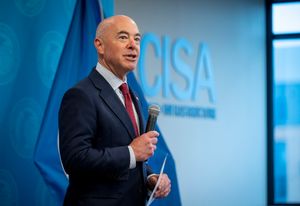 2021년 CISA의 현재 본부인 버지니아주 알링턴에서 알레한드로 마요르카스 국토안보부 장관이 참석한 모습.