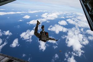 제3해병사단 제3정찰대대 소속 미 해병대원들이 일본 오키나와에서 KC-130 허큘리스에서 뛰어내려 낙하 훈련을 하고 있다.