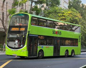 243G번 노선에서 운행 중인 SMRT 버스의 볼보 B9TL