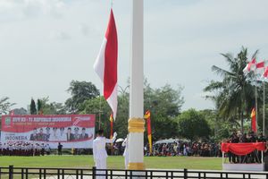 매년 독립 기념일에 인도네시아 국기를 게양하는 파스키브라카 대원