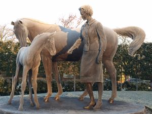 서퍽주 뉴마켓의 여왕 동상