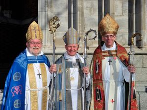 스웨덴 교회 주교들이 지팡이를 들고 카파와 주교관, 알바, 아미스, 스톨 및 흉배를 착용하고 있다.