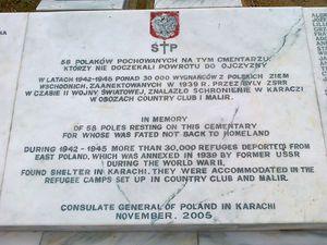 1942년부터 1945년까지 약 3만 명의 폴란드인이 소련에 의해 카라치 (당시 영국령)로 추방되었다. 이 사진은 카라치에서 사망하여 카라치 묘지에 묻힌 난민들을 위한 기념물이다.
