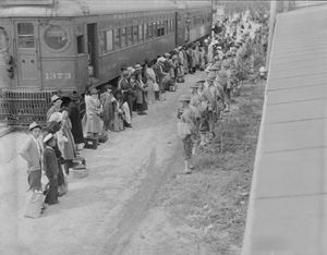 산타 아니타 집합 센터에 도착한 일본계 미국인들