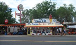 Delgadillo's Snow Cap Drive-In in Seligman, Arizona. 이 식당은 여전히 인기 있는 관광 명소이다.