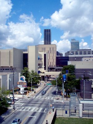 디케이터 스트리트의 스포츠 경기장과 사우스 도서관 전경(왼쪽부터)