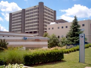 학생회관, 도시 생활관, 대학교 센터 (왼쪽부터) 전경