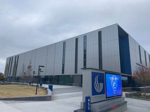 조지아 주립 컨보케이션 센터는 2022년에 개장한 다목적 경기장이며 GSU 농구팀의 홈 경기장이다.