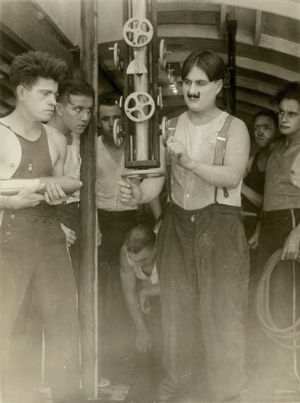 《잠수함 해적》(키스톤, 1915)의 한 장면에서 잠망경을 들여다보는 시드 채플린