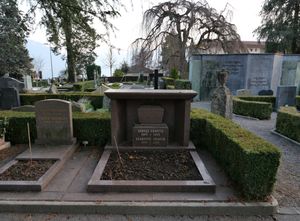 시드니와 앙리에트 채플린의 묘