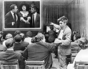 영화 관람객 2명 (“팻티” 아르버클과 세넷)이 메이블 노르망을 스크린으로 보면서 다투는 장면, 메이블의 드라마틱 경력 (1913)