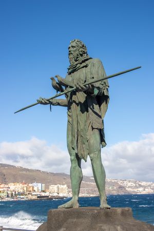 관체족 멘세이 아냐테르베(Mencey Añaterve)의 동상. 칸델라리아(Candelaria, Tenerife).