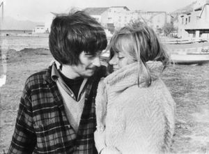 1965년, 결혼 전 여자친구 패트리스 존스와의 마이클 채플린