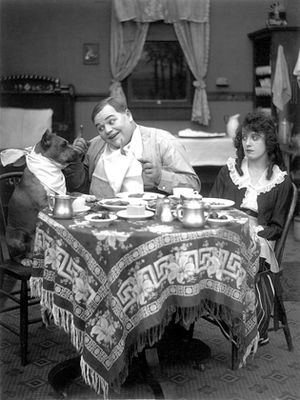 로스코 아브클](Roscoe Arbuckle)와 노먼드, 그리고 개 루크](Luke the Dog)]가 출연한 영화 [[Fatty and Mabel Adrift]] (1916)