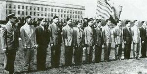 1945년 자유 훈장을 받은 자유 타이인. 왼쪽부터: 다위 출라삽야, 분마크 테사붓, 위몬 위리야윗, 피셋 팟타퐁, M.C. 유티사티엔 사와디왓타나, M.L. 에카차이 쿰푸, 아논드 스리바르다나, 살라 차논, 싯티 사베츠일라, 우므누아이 푼피파타나, 우돔삭 파사바니, 쿠사 푼야춘, 솜짓 요스-선톤