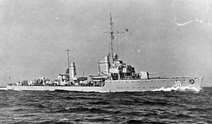 왼쪽에서 오른쪽으로 이동하는 바다 위의 배, 선수에 식별 문자 JR이 있음