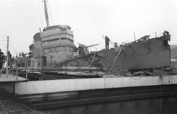 독에 돌입한 구축함 캠벨타운