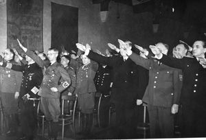 아케르스후스 요새에서 크비슬링의 국민 정부 수립이 선포되었다. 홀 왼쪽에는 테르보벤(왼쪽에서 세 번째)과 여러 독일 장교가, 오른쪽에는 크비슬링(오른쪽에서 세 번째)과 그의 여러 장관이 있다.