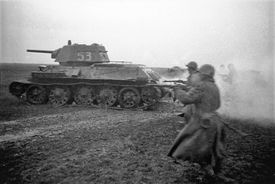 베오그라드 근처에서 공세를 펼치는 제3 우크라이나 전선군 부대.