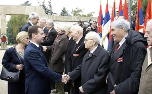 보리스 타디치와 드미트리 메드베데프가 65주년 기념 행사 중