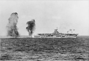 HMS Ark Royal}}가 1940년 11월 27일 스파르티벤토 곶 해전에서 이탈리아 항공기의 공격을 받고 있다.