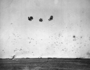 1942년 8월 11일, 페데스탈 작전 중 격렬한 공습을 받으며 몰타로 향하는 호송선