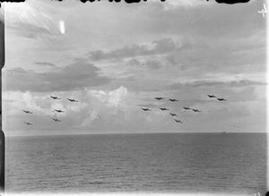 HMS Indefatigable}}에서 출격하는 그루먼 어벤저가 1945년 1월 수마트라의 일본 정유소 공격을 위해 편대 비행을 하고 있다.