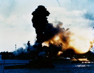진주만 공격 당시 화염에 휩싸인 USS 애리조나