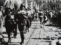 유럽 전역의 적대 행위가 끝난 후 오스트리아에서 돌아온 1945년 6월 17일 제1 불가리아군을 환영하는 소피아 시민들.
