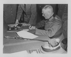 1945년 5월 7일, 베를린의 카이텔이 항복문서에 서명하는 모습.