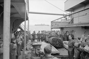 1940년 6월, 영국군이 RMS 랭카스트리아호에서 노르웨이로부터 철수하고 있다.
