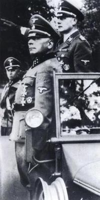 SS-Obergruppenführer 빌헬름 코페가 SS와 독일 경찰 부대에 경례하고 있다