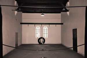 비츨레벤 등 정치범이 처형된, 베를린 플뢰첸제 감옥의 한 방. 방의 안쪽에 있는 들보에 매달려 처형되었다.