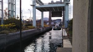 시모노세키 어항 갑문과 그것을 통과하는 배. 배가 통과할 때는 차도는 이용할 수 없고, 보도는 한쪽만 통행할 수 있다.