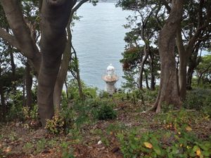 시모노세키 남 묘지에서 촬영한 구 맘판 암초 표지 (구 가네노쓰루미사키 등대). 현재는 위험하여 등대 근방으로의 입장이 금지되어 있다.