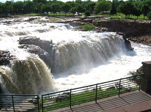 폴스 공원(Falls Park)의 빅 수 강(Big Sioux River) 폭포