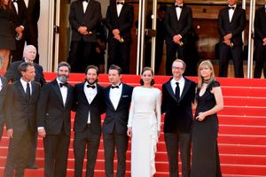 왼쪽부터: 앤서니 카타가스, 그렉 샤피로, 제레미 레너, 마리옹 코티야르, 그레이와 아내 알렉산드라 딕슨, 2013년 칸 영화제