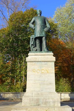 폰 론 동상, 베를린