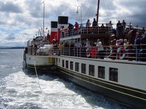 외륜선 웨이버리가 헬렌즈버러 부두를 떠나고 있다.