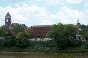 오스타눌라 강을 따라 역사적인 플로이드 군의 법원과 첨탑(왼쪽) 및 시계탑(오른쪽)이 니일리 언덕에 위치해 있다.