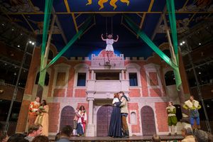 《뜻대로 하세요》, 마지막 장면: 신 히멘이 춤을 추라고 명하기 전에 조화를 회복하는 여덟 명의 결혼하는 등장인물들. (2017년 팝업 글로브 공연)